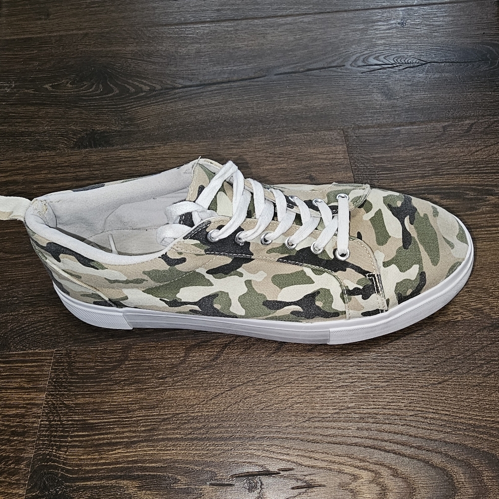 Dividco by H&M Women's Camo Print Platform Lace Up Sneakers Canvas Size US 10